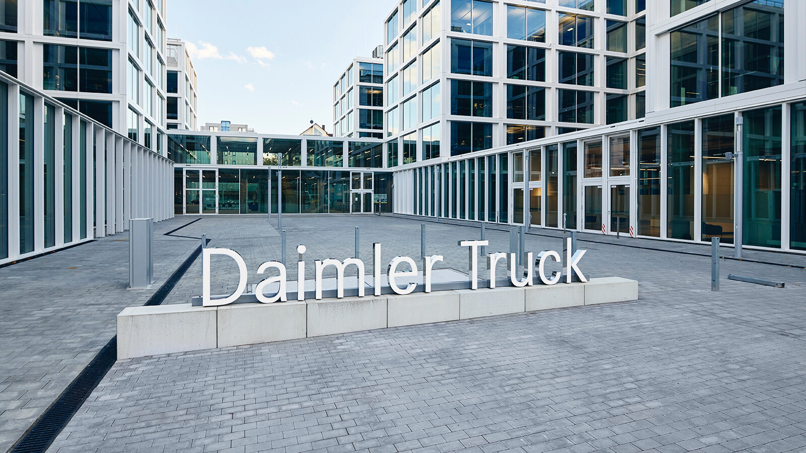 Правительство России включило в санкционный список Daimler Truck