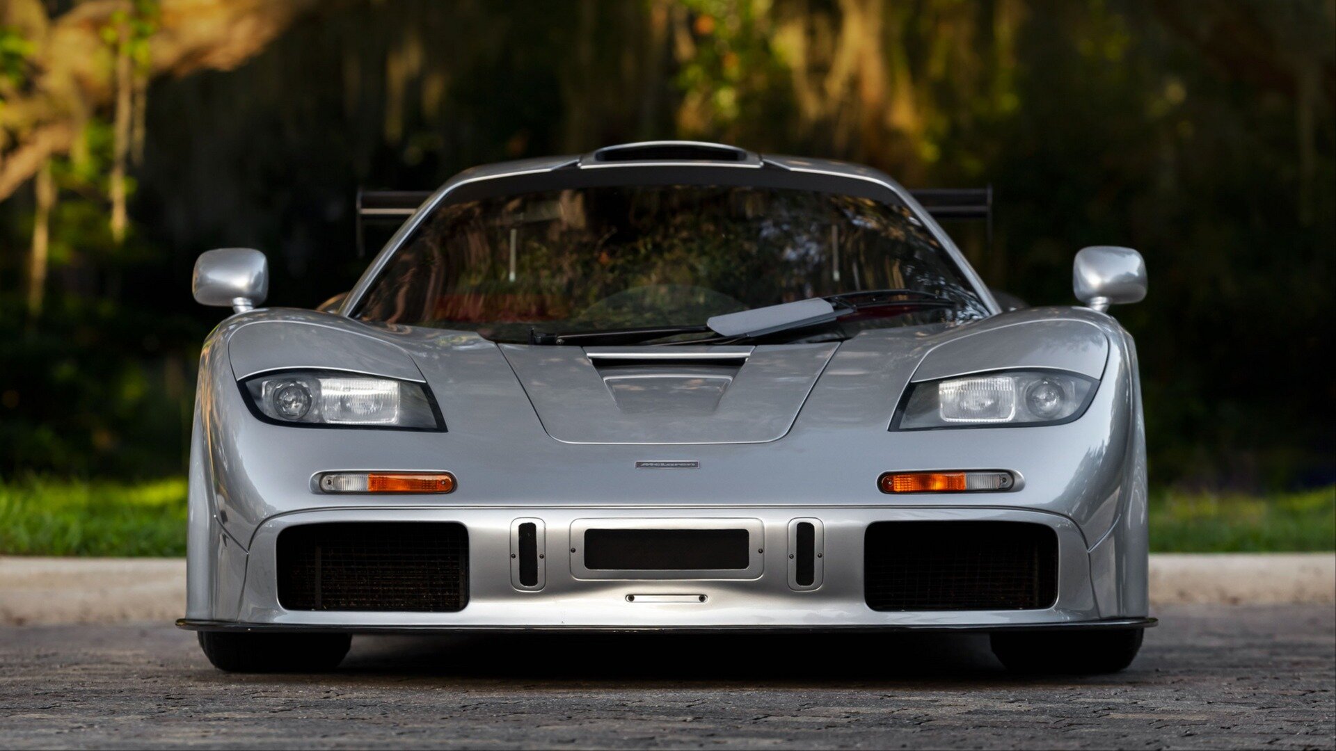 На продажу выставят уникальный McLaren F1 с особенными фарами