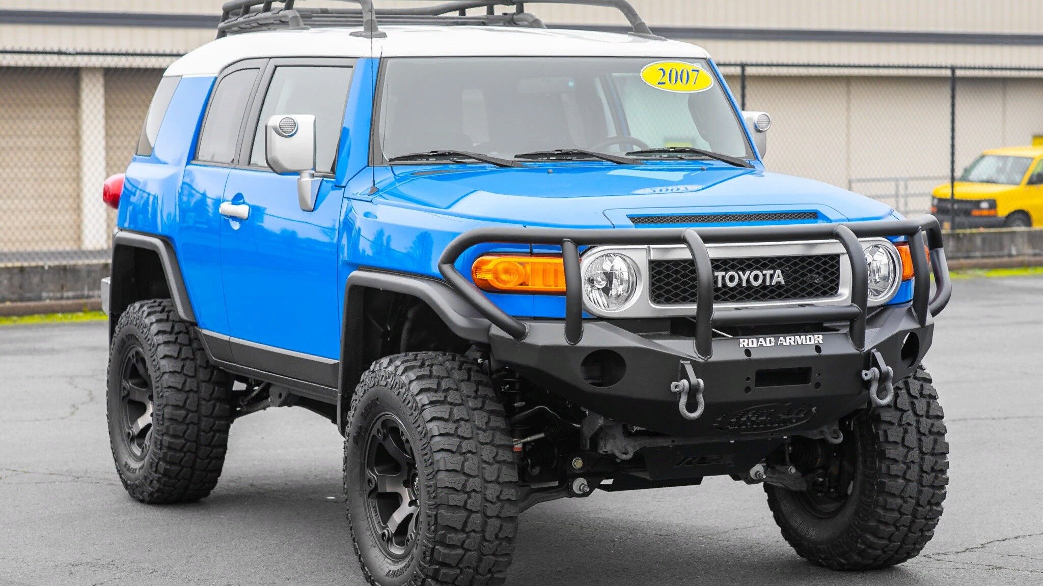 Взгляните на 15-летний внедорожник Toyota FJ Cruiser почти без пробега. За него предлагают 3 миллиона рублей