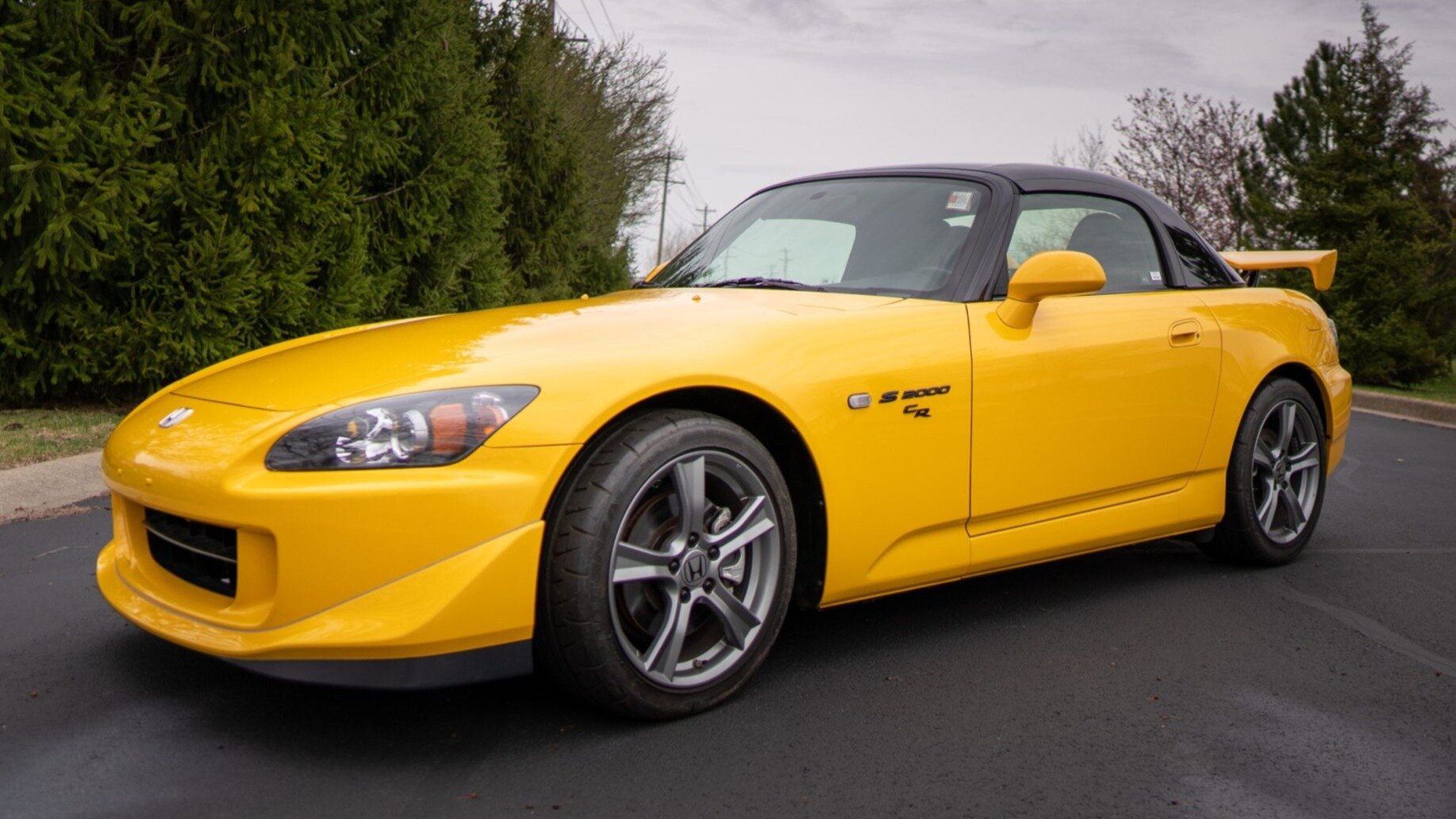 Редкая Honda S2000 без пробега ушла с молотка в пять раз дороже, чем стоила новой