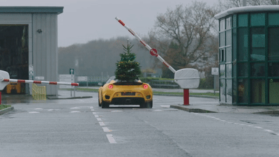Рождество в стиле Lotus – дрифт с ёлкой на капоте