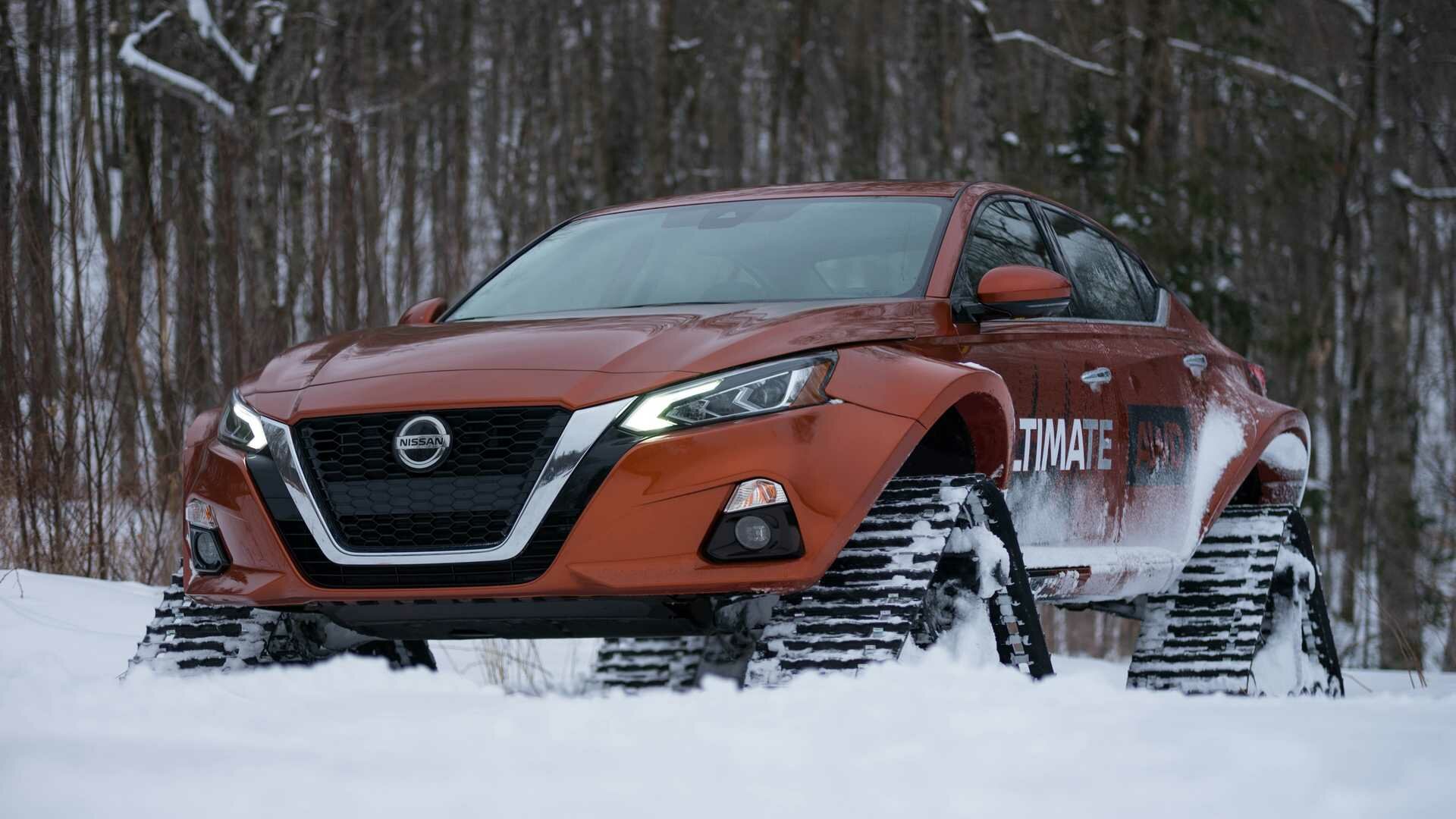 Nissan Altima поставили на гусеницы. Получилась дичь