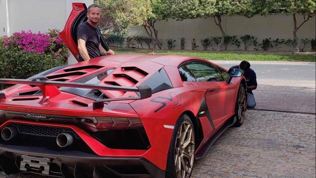 Одноногий водитель на Lamborghini превысил скорость, но заявил полиции, что виновата машина