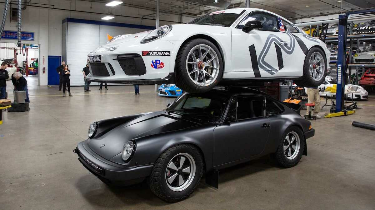 Для проверки прочности одного Porsche сверху поставили другой Porsche