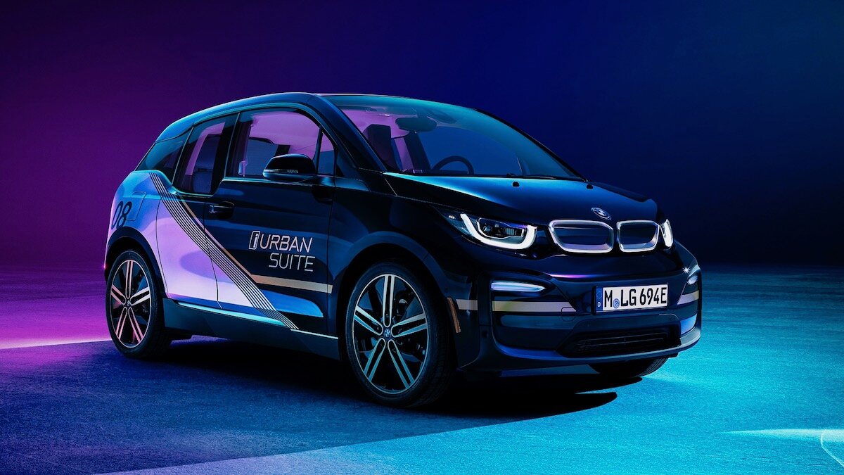 BMW i3 превратили в мобильный офис со столом и лампой