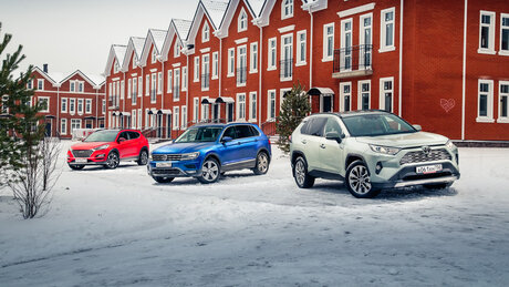 Товары ажиотажного спроса: тест кроссоверов Toyota RAV4, VW Tiguan и Hyundai Tucson