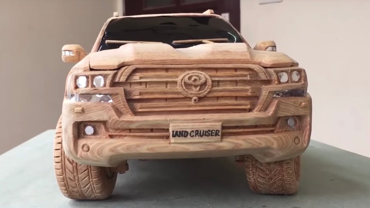 Вьетнамец превратил пять досок в Toyota Land Cruiser 200