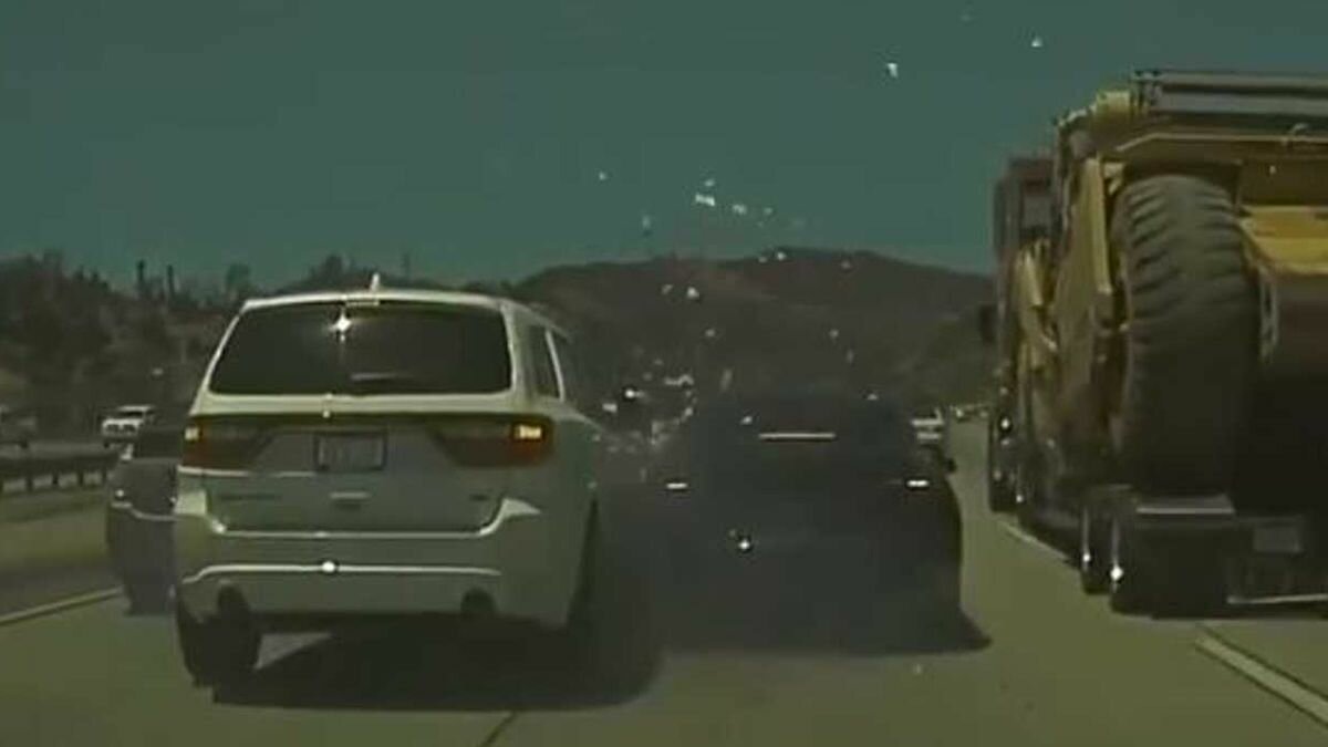 Посмотрите, как Tesla с автопилотом увернулась от одной аварии, но попала в другую