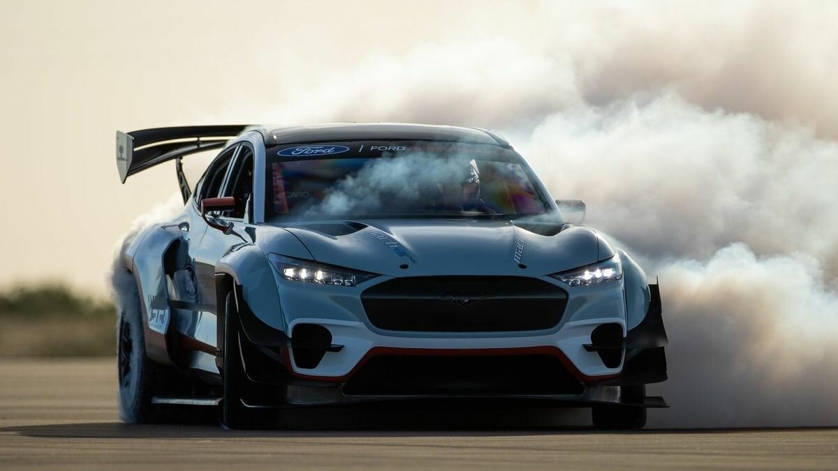 В дрифтовом Ford Mustang Mach-E уместили семь электромоторов