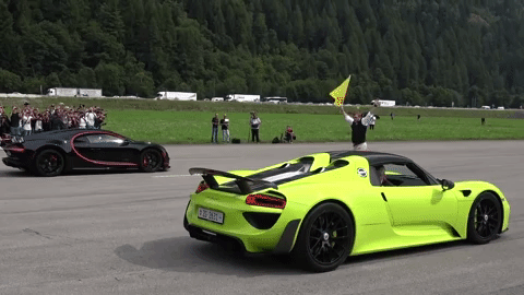 Bugatti зевнул на старте: обгонит ли его гиперкар Porsche 918 Spyder?