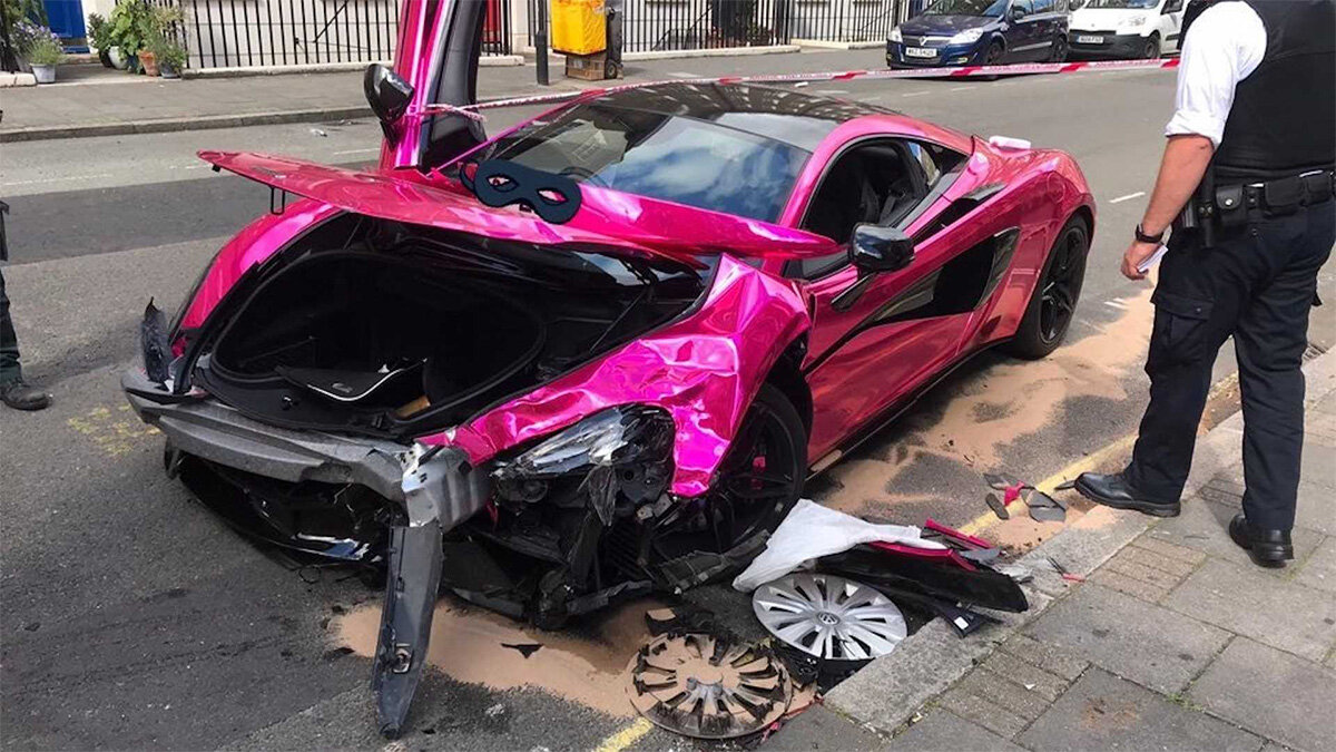 Водитель забыл про ограничения скорости и разбил McLaren за 200 000 долларов