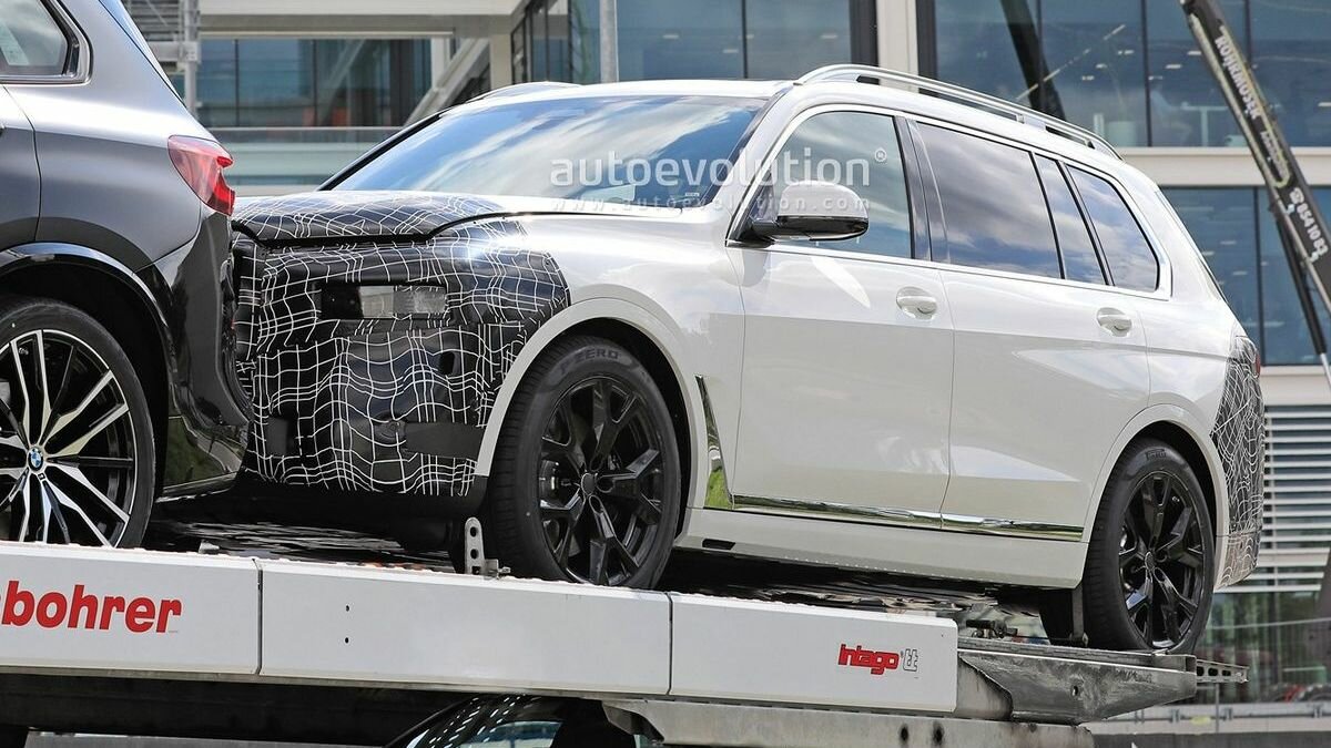 У рестайлингового BMW X7 под камуфляжем замечены странные фары