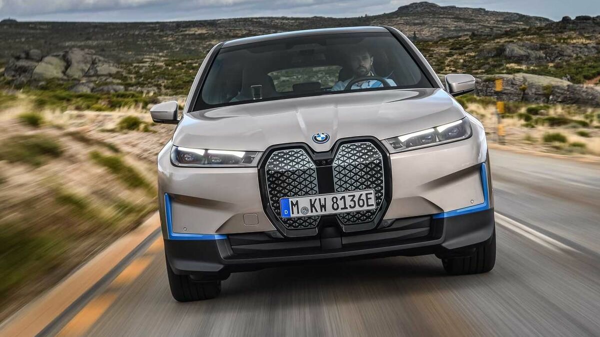 «Похоже на дешёвую фантастику 80-х»: BMW ответила на критику нового кроссовера