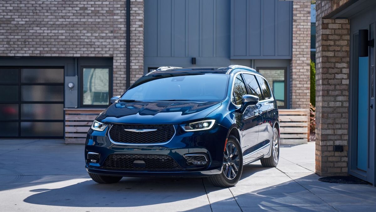 В рекламе Chrysler назвали «отстойными» тех, кто не ездит на гибридах