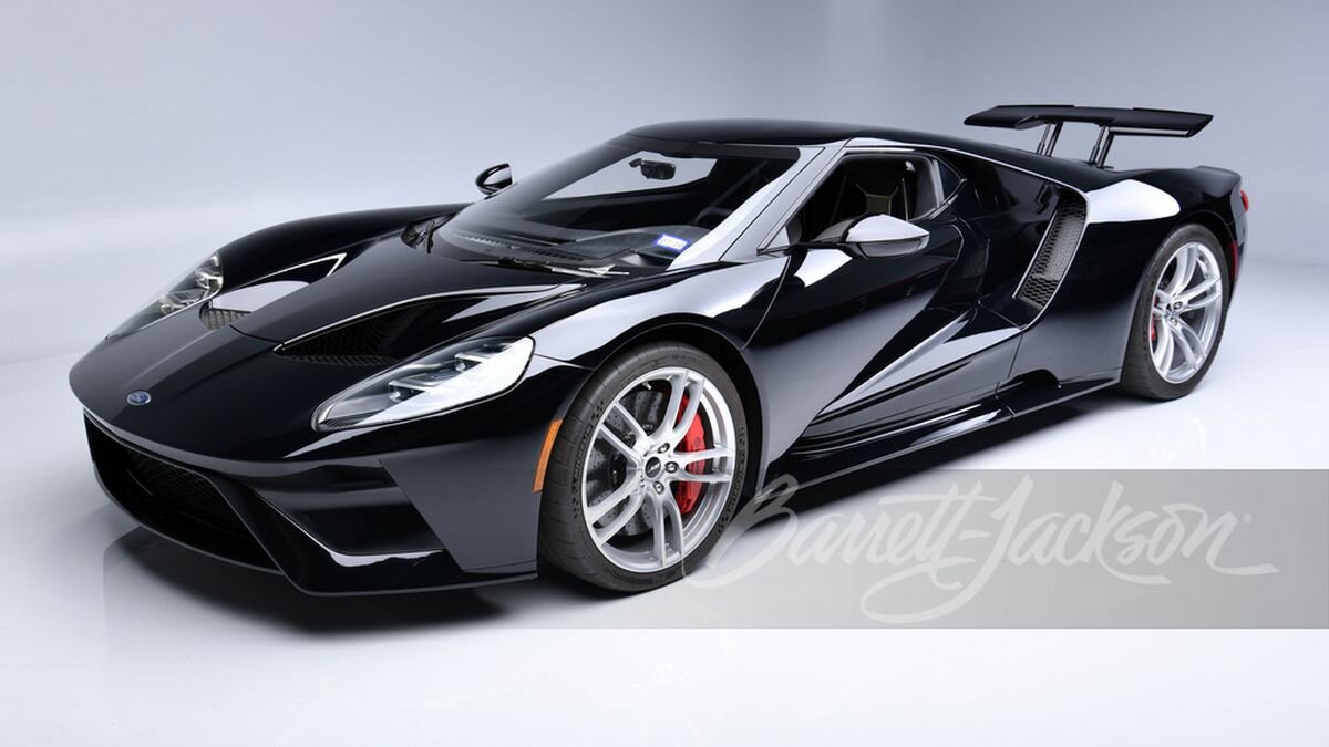 На продажу выставлен Ford GT в комплекте с наручными часами и специальным трейлером