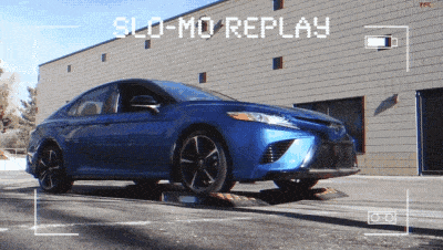 Блогеров впечатлил тест полноприводной Toyota Camry на роликовых тележках. Видео