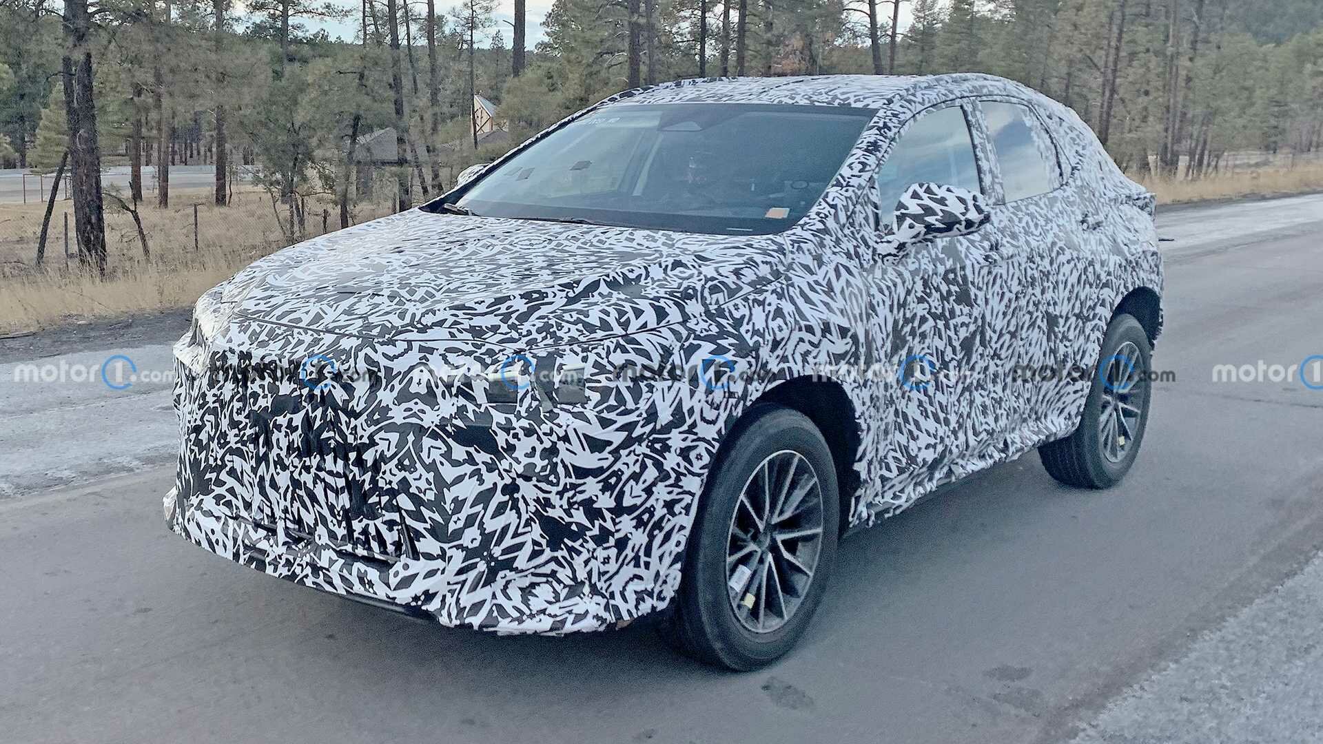 Новый компактный кроссовер Lexus сфотографировали на дороге
