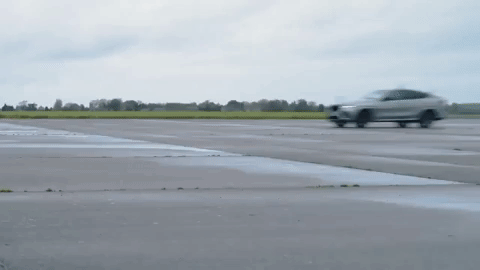 Видео: возможно, быстрейший кроссовер Великобритании против BMW X6 M на прямой