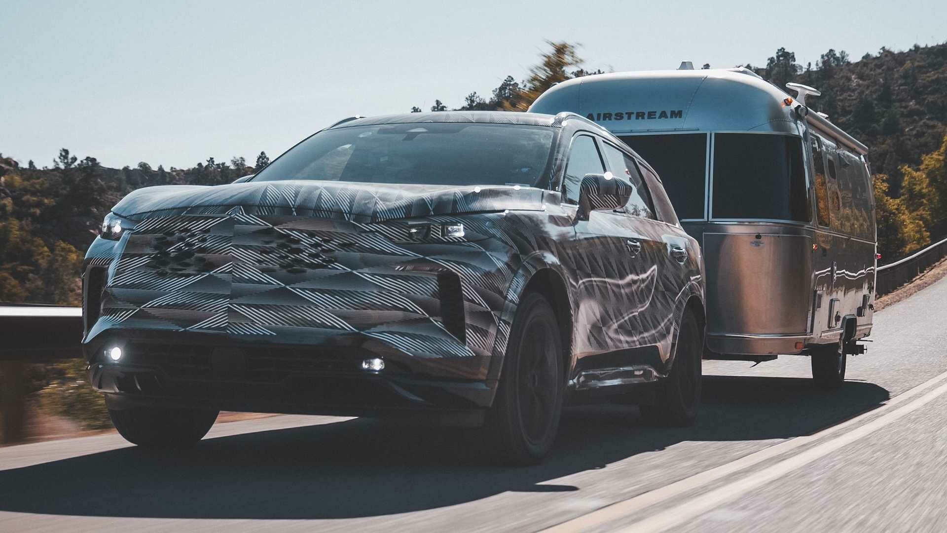 Компания Infiniti показала, как новый QX60 буксирует тяжести