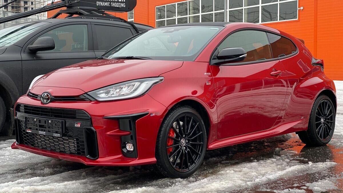 В России продают «горячий» хэтчбек Toyota GR Yaris. Он стоит почти как Land Cruiser