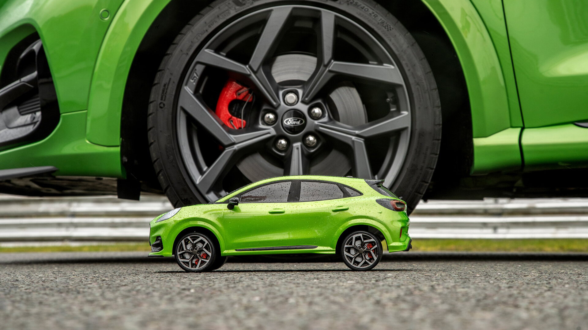 Посмотрите на битву кроссовера Ford Puma ST против его же маленькой копии