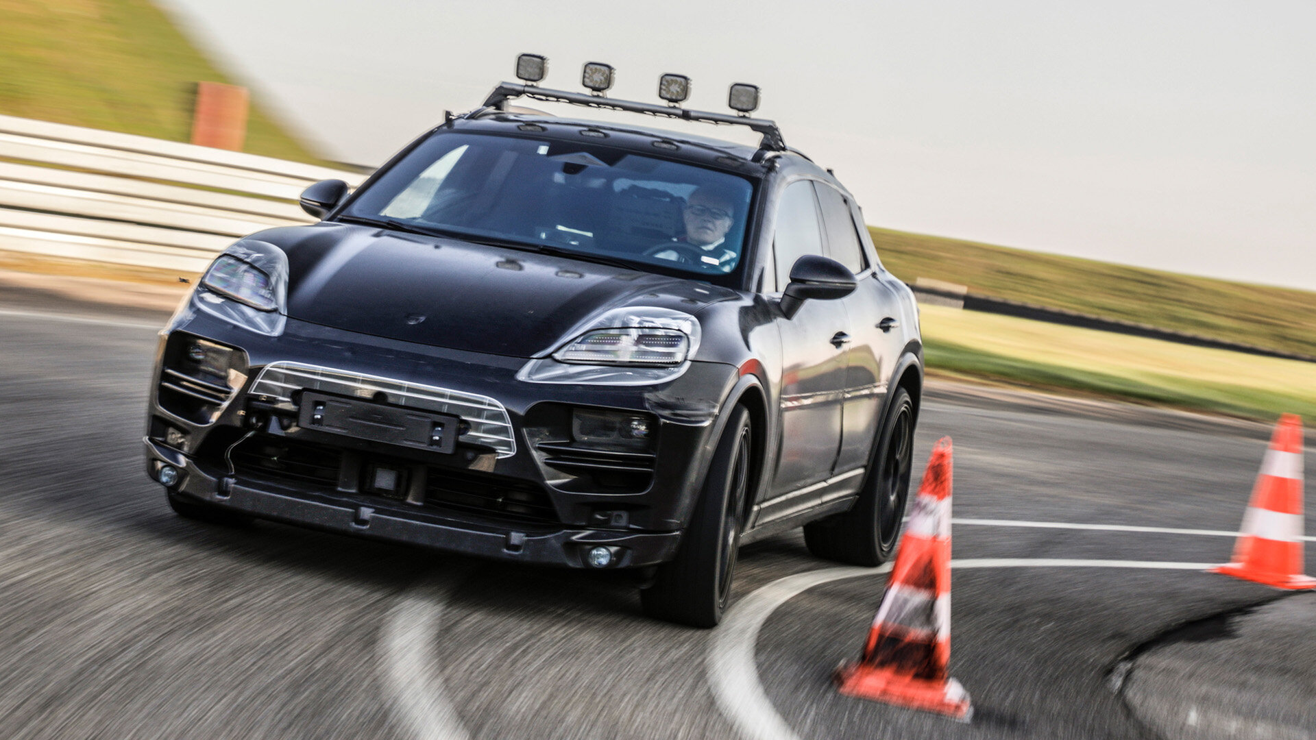 Porsche вывела на тесты электрический Macan с запасом хода больше, чем у Taycan