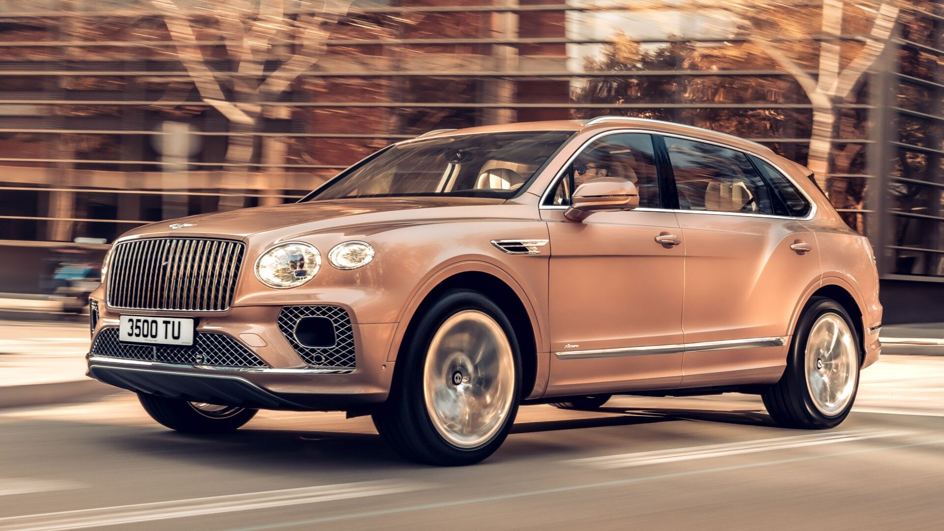 Представлен длиннобазный Bentley Bentayga: плюс 18 сантиметров и самые крутые кресла