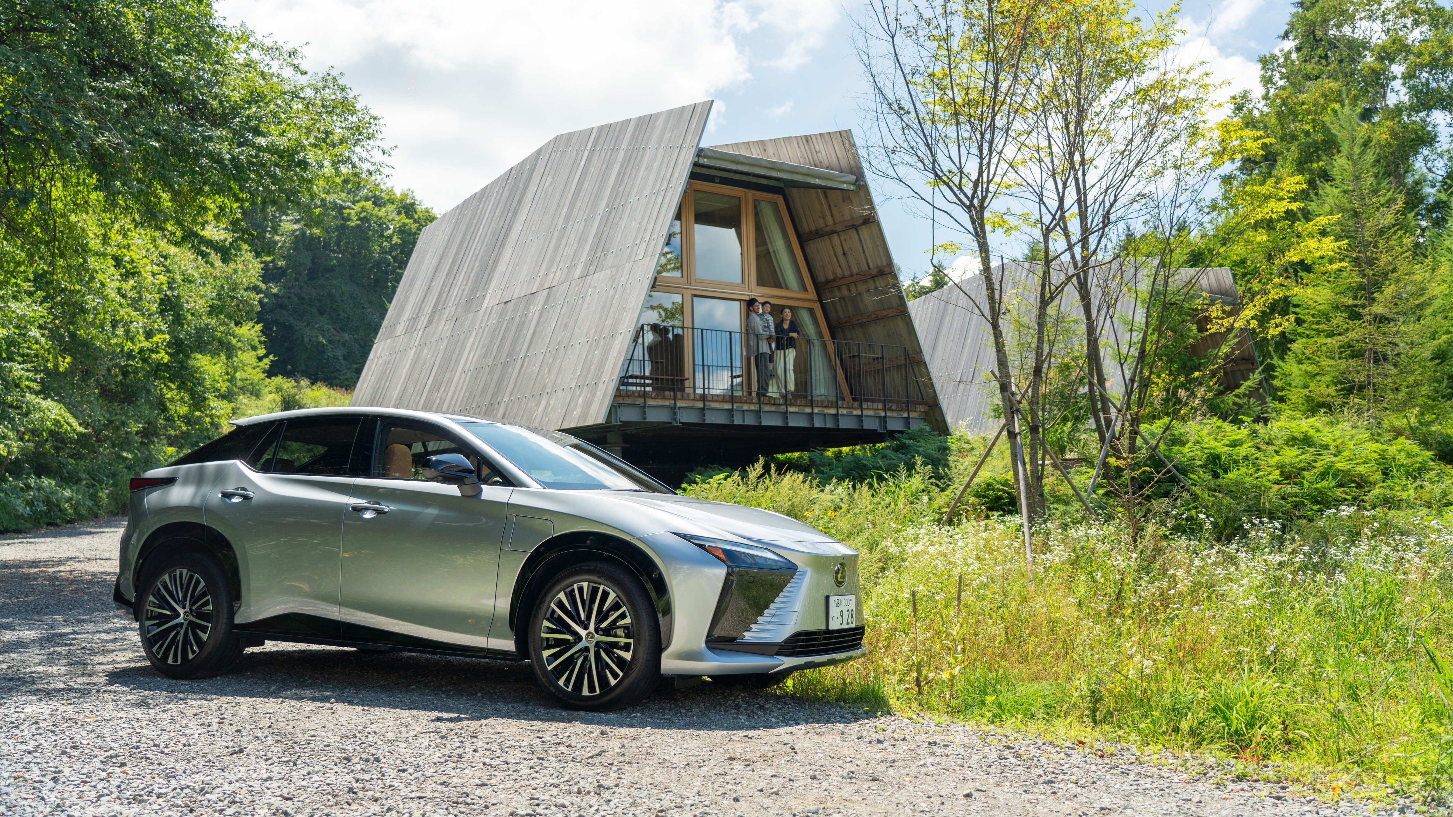 Электрокар Lexus RZ получил самую дешёвую версию с одним двигателем