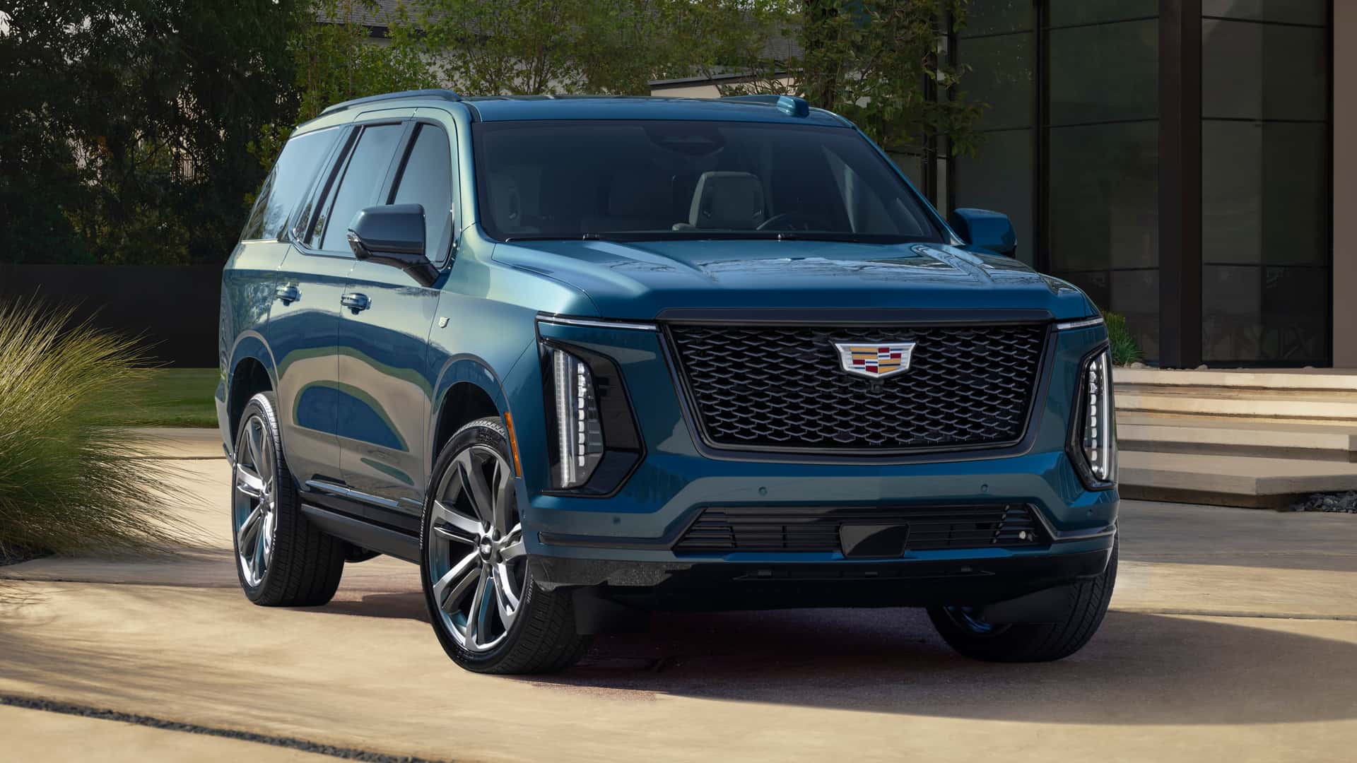 Cadillac Escalade сменил внешность и получил 55-дюймовый дисплей