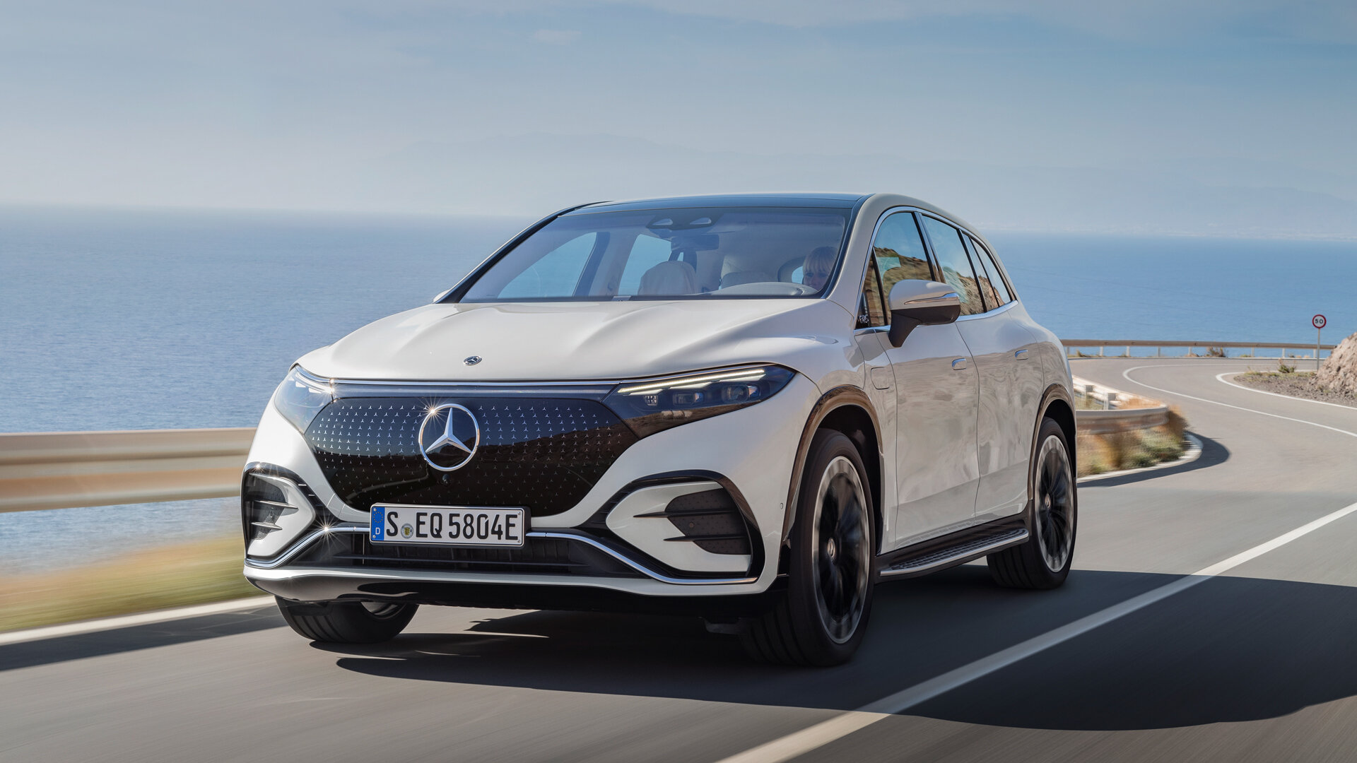 Представлен флагманский электрокроссовер от Mercedes-Benz: семь мест и 660 километров без подзарядки