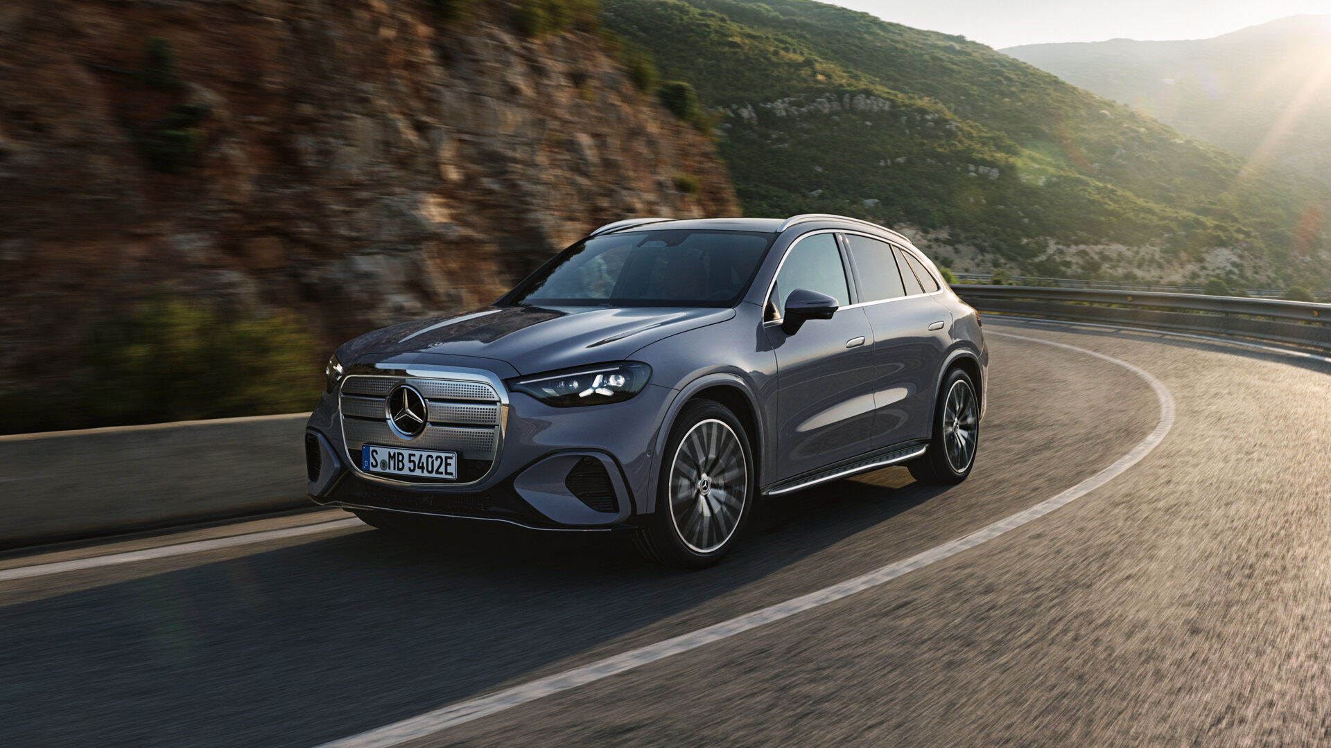 Представлен Mercedes-Benz GLC на батарейках: 713 километров без подзарядки и метровый экран