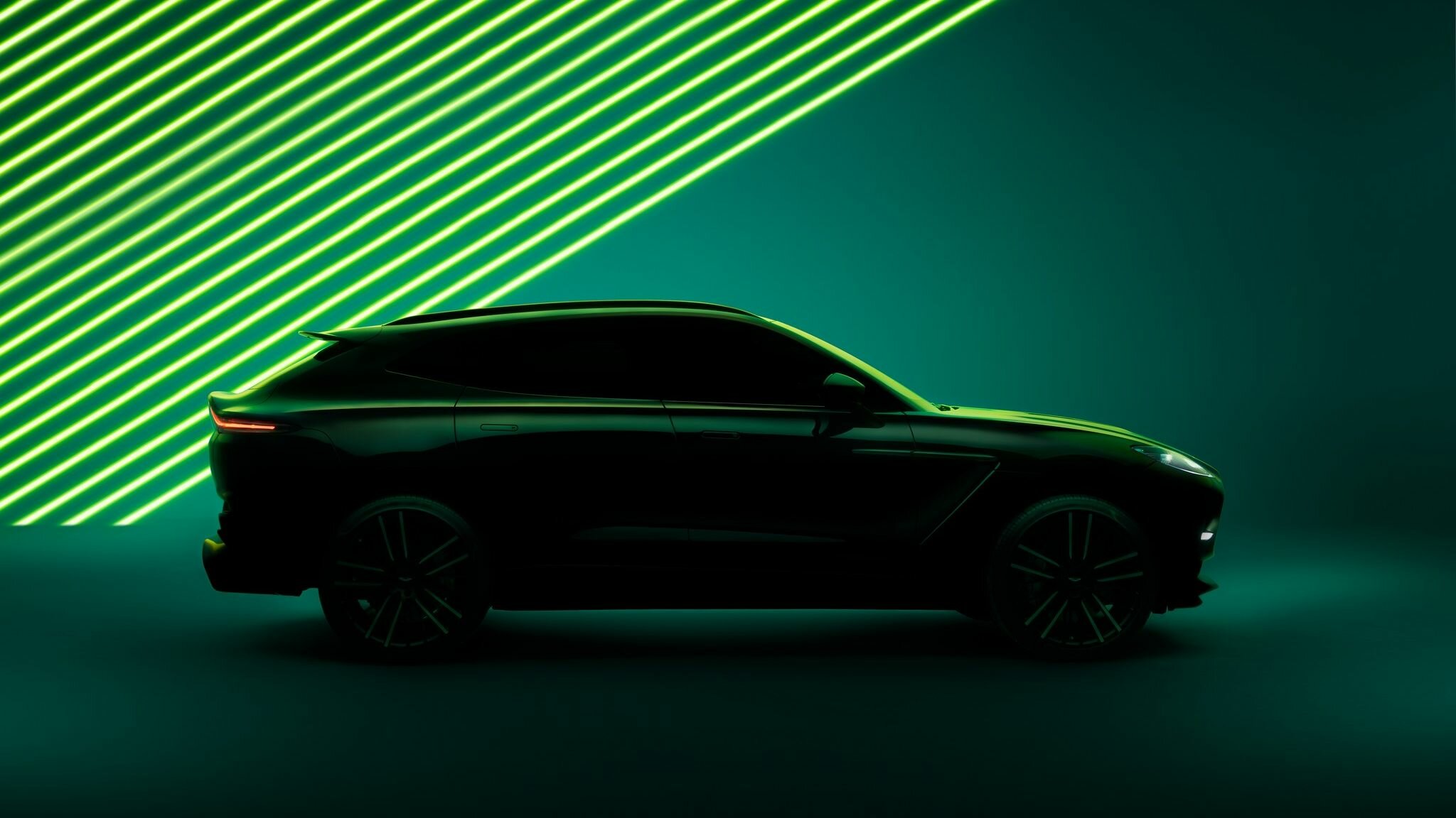 Aston Martin готовит к премьере самый мощный в мире люксовый кроссовер