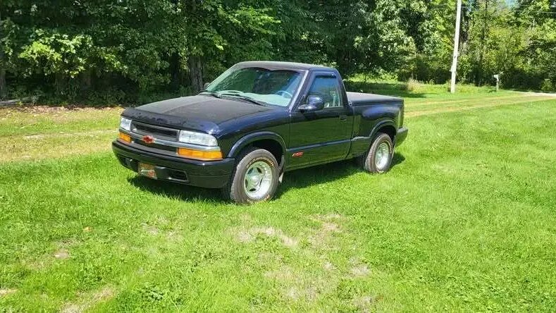 В продаже появился пикап Chevrolet S10, простоявший в гараже почти 30 лет