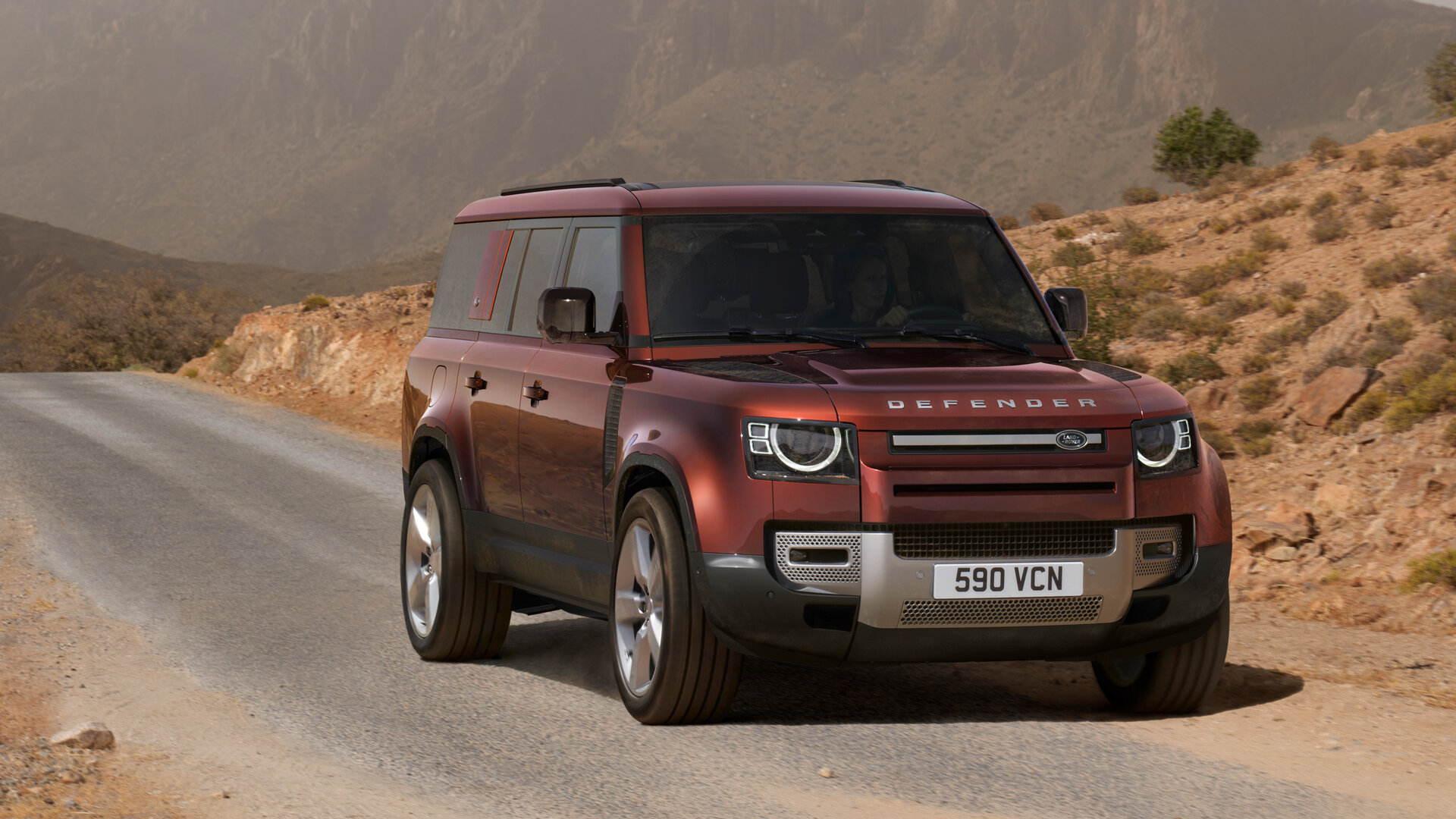 Представлен самый большой Land Rover Defender: восемь мест и новая навигация