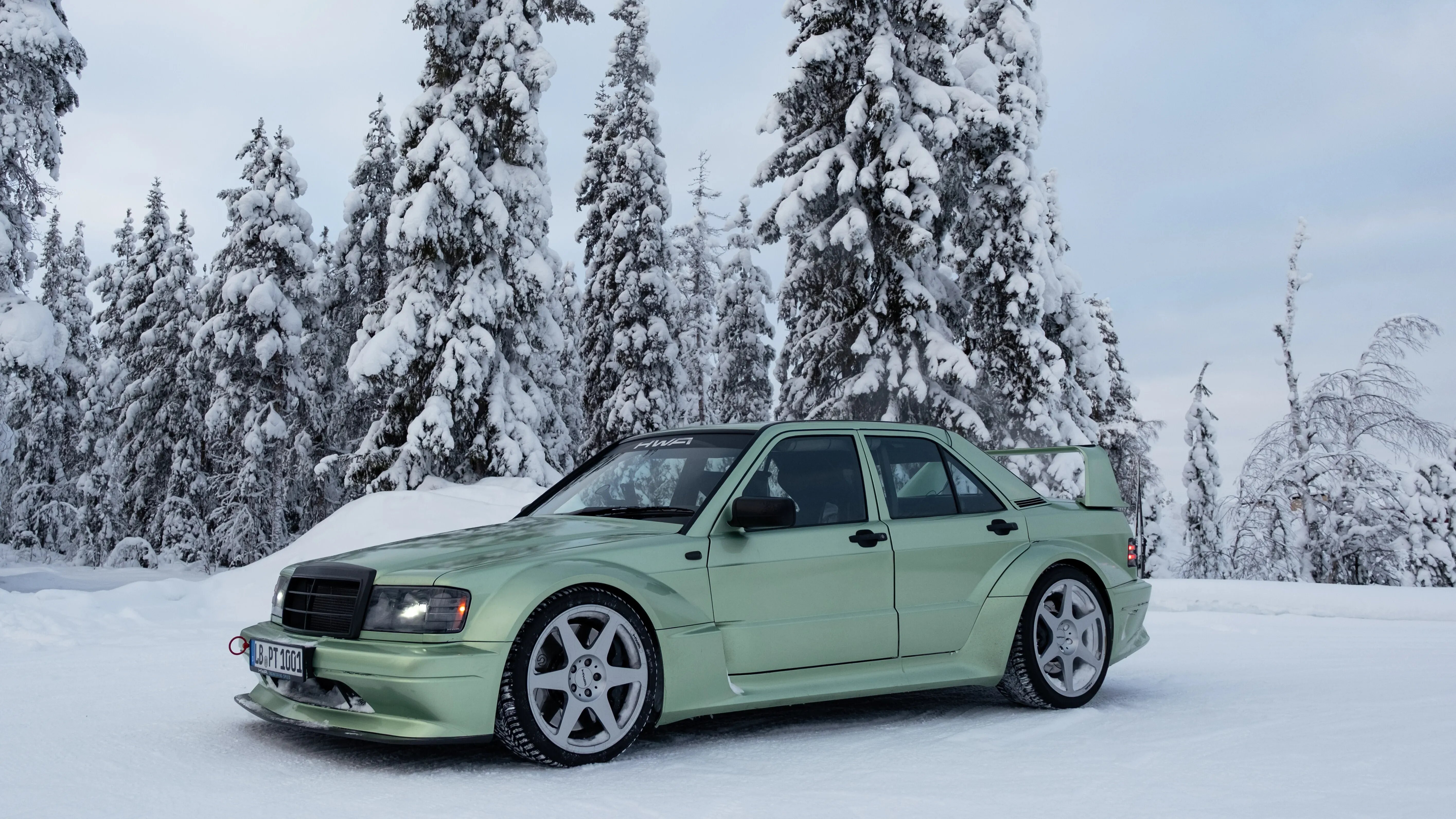 Возрождённый культовый Mercedes-Benz 190E Evo II испытали холодом и жарой