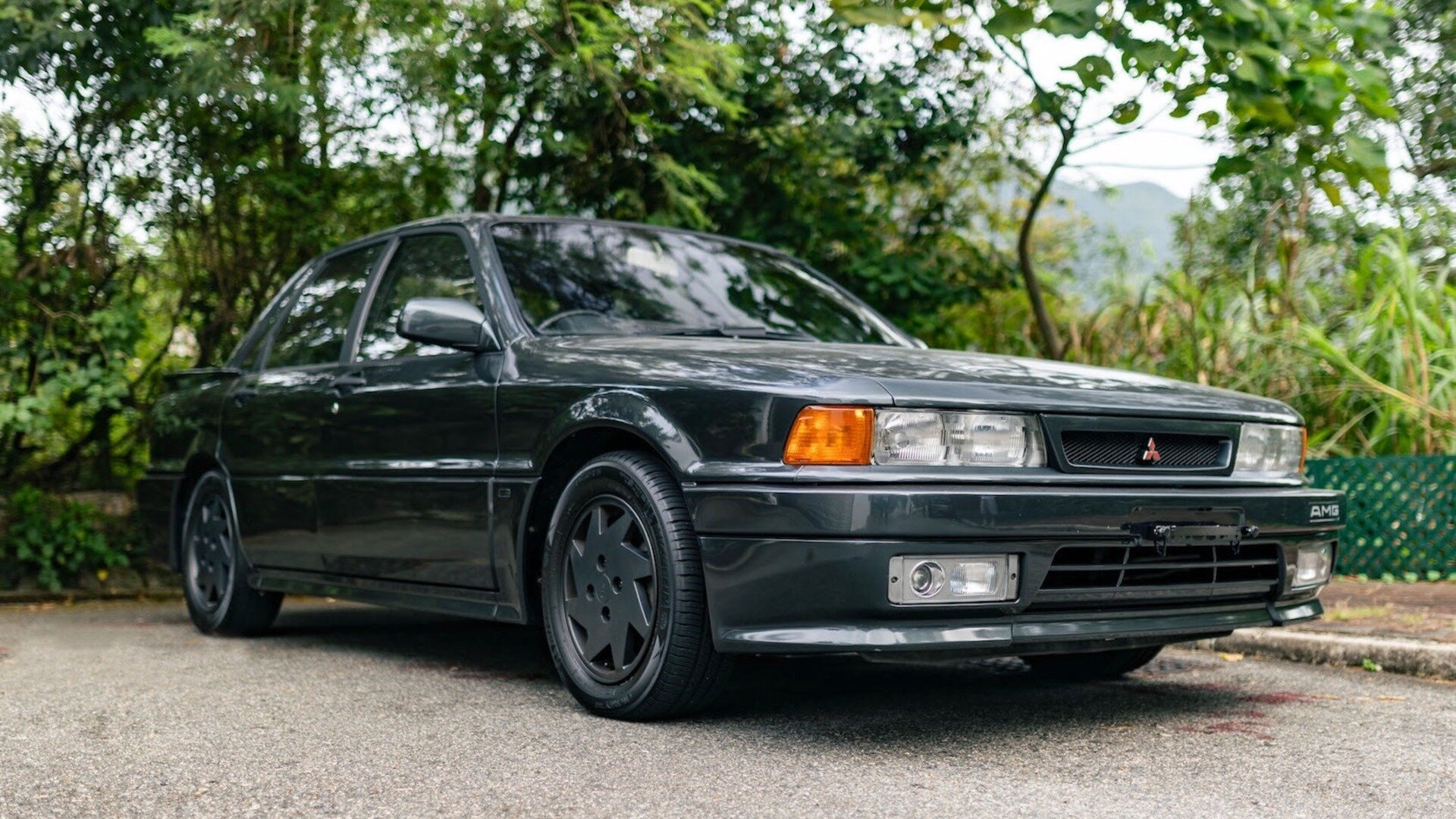 Ателье AMG 30 лет назад тюнинговало Mitsubishi, и одну из этих машин можно купить