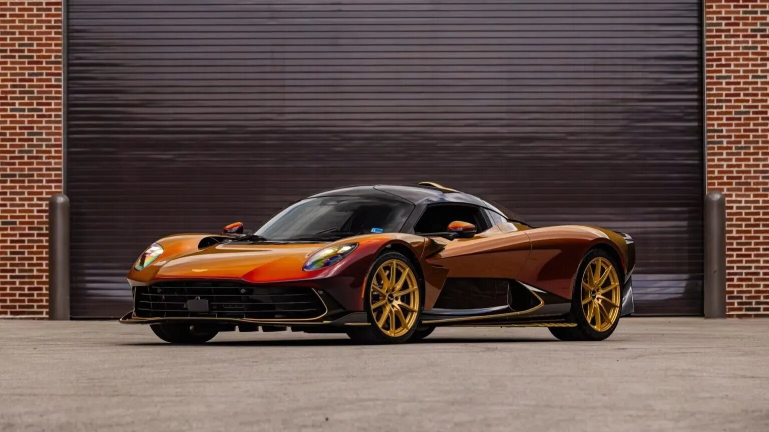 С молотка уйдёт почти новый Aston Martin Valhalla с опциями на 360 тысяч долларов