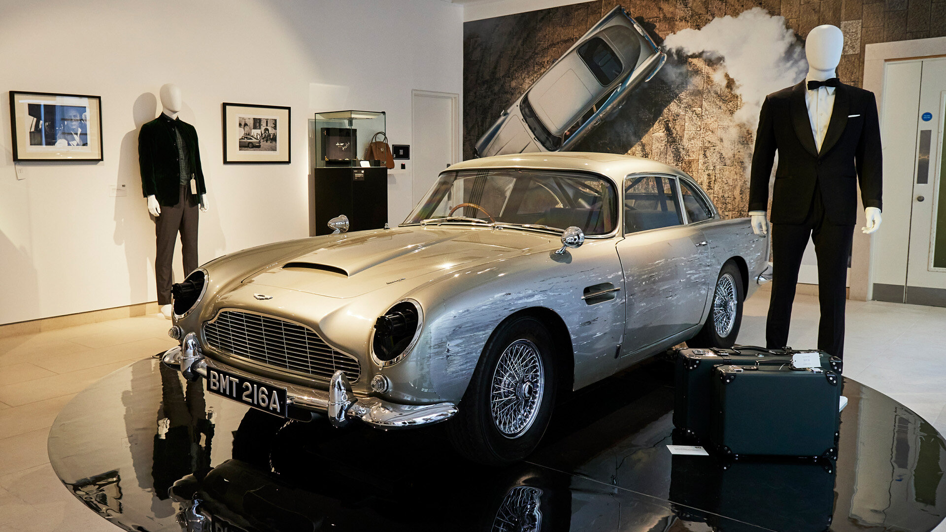 За полуразбитый Aston Martin DB5 Джеймса Бонда заплатили 3,2 миллиона долларов