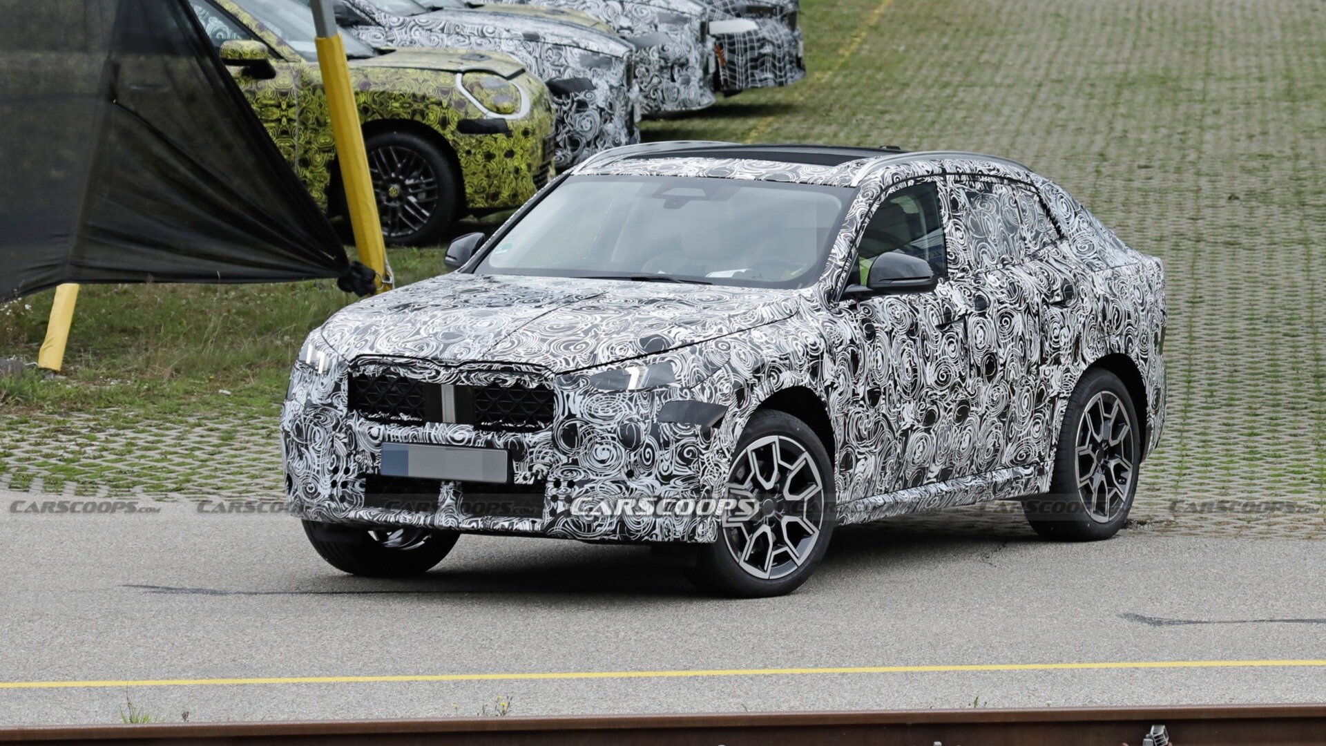 Шпионы сфотографировали новый BMW X2 в кузове кросс-купе 