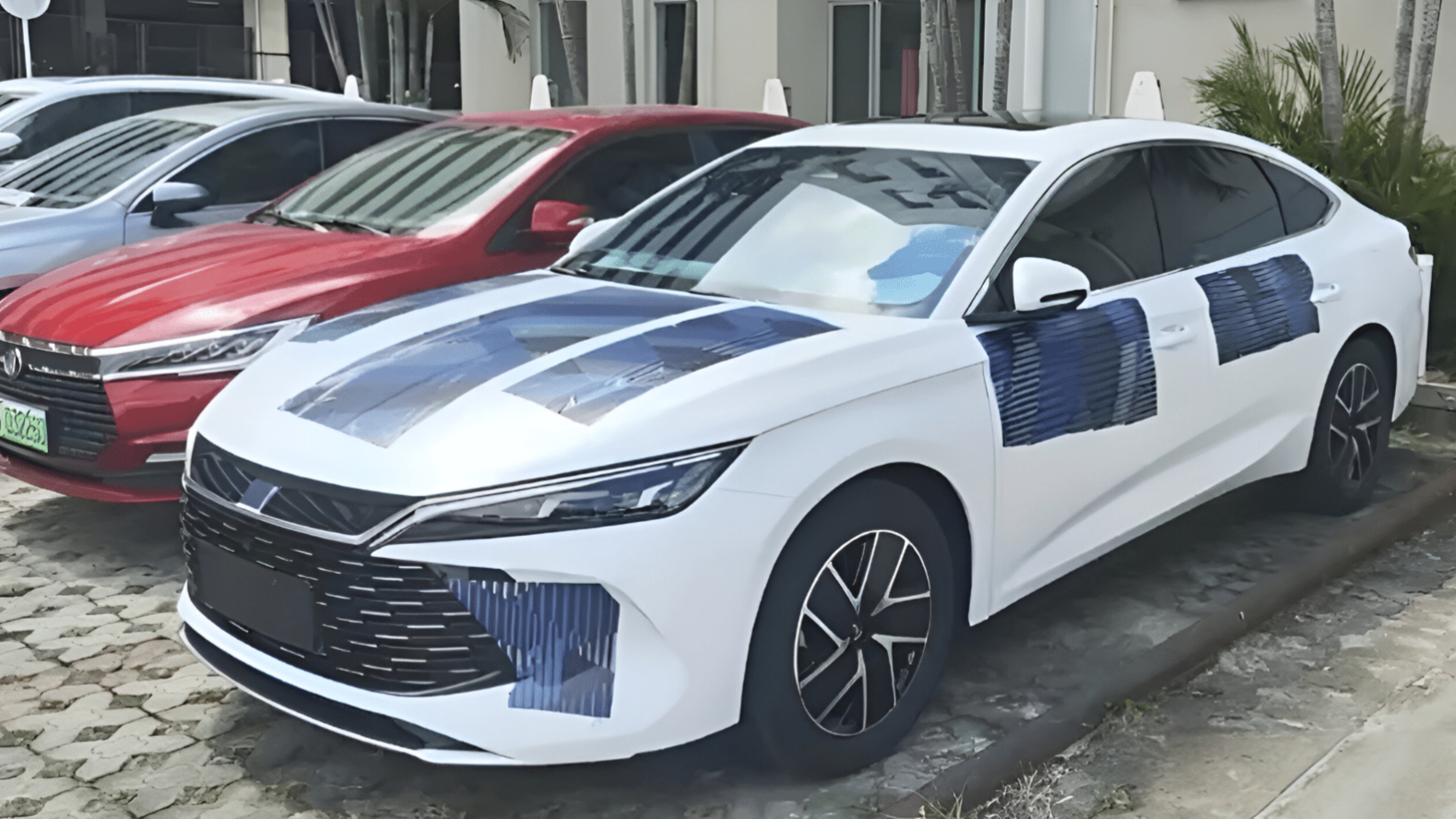 Удлинённую версию недорогого седана BYD сфотографировали без камуфляжа