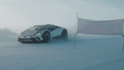 На вседорожном Lamborghini Huracan устроили экстремальную гонку с горнолыжником