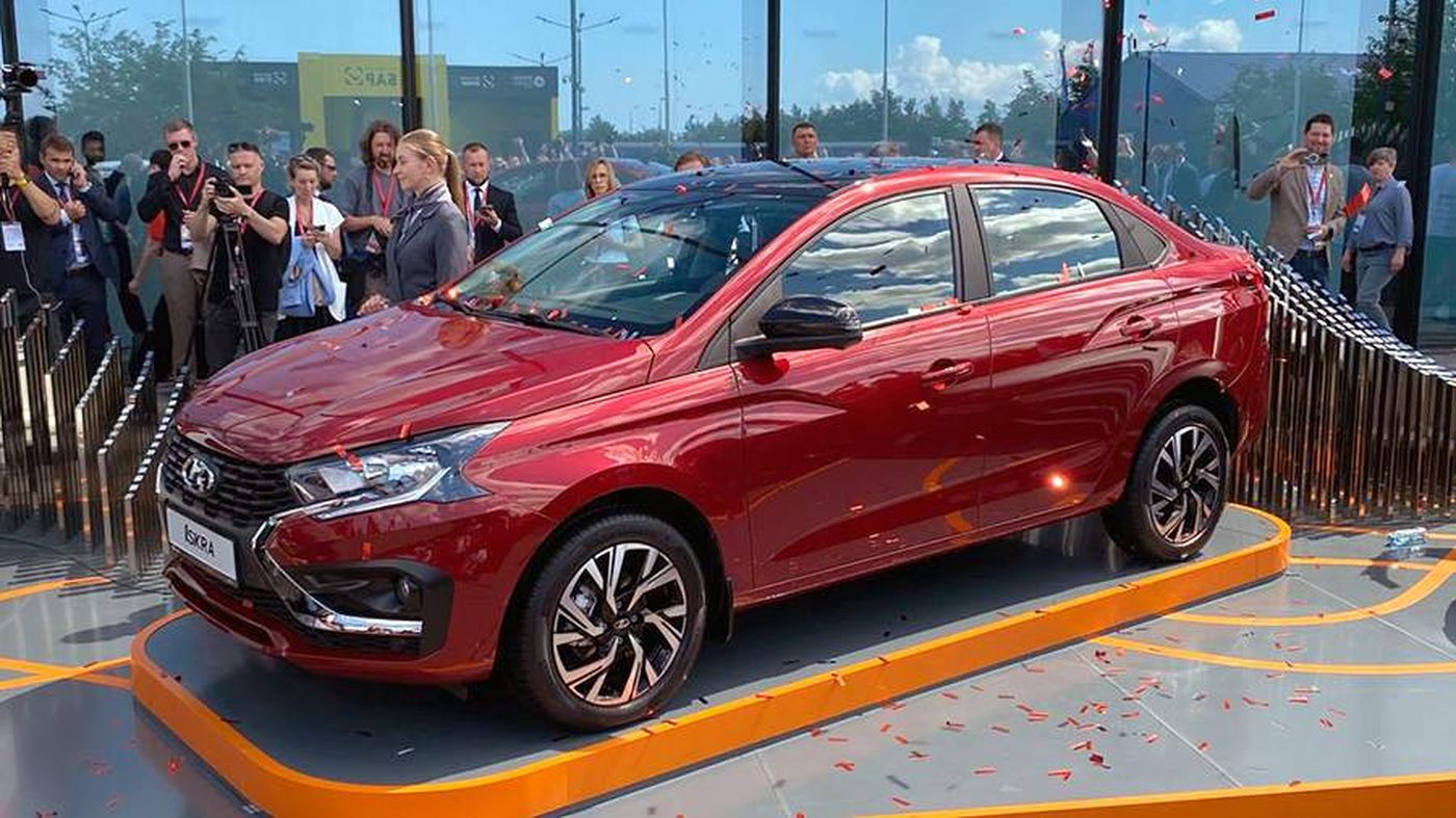 АвтоВАЗ показал в Петербурге новую модель — седан Lada Iskra