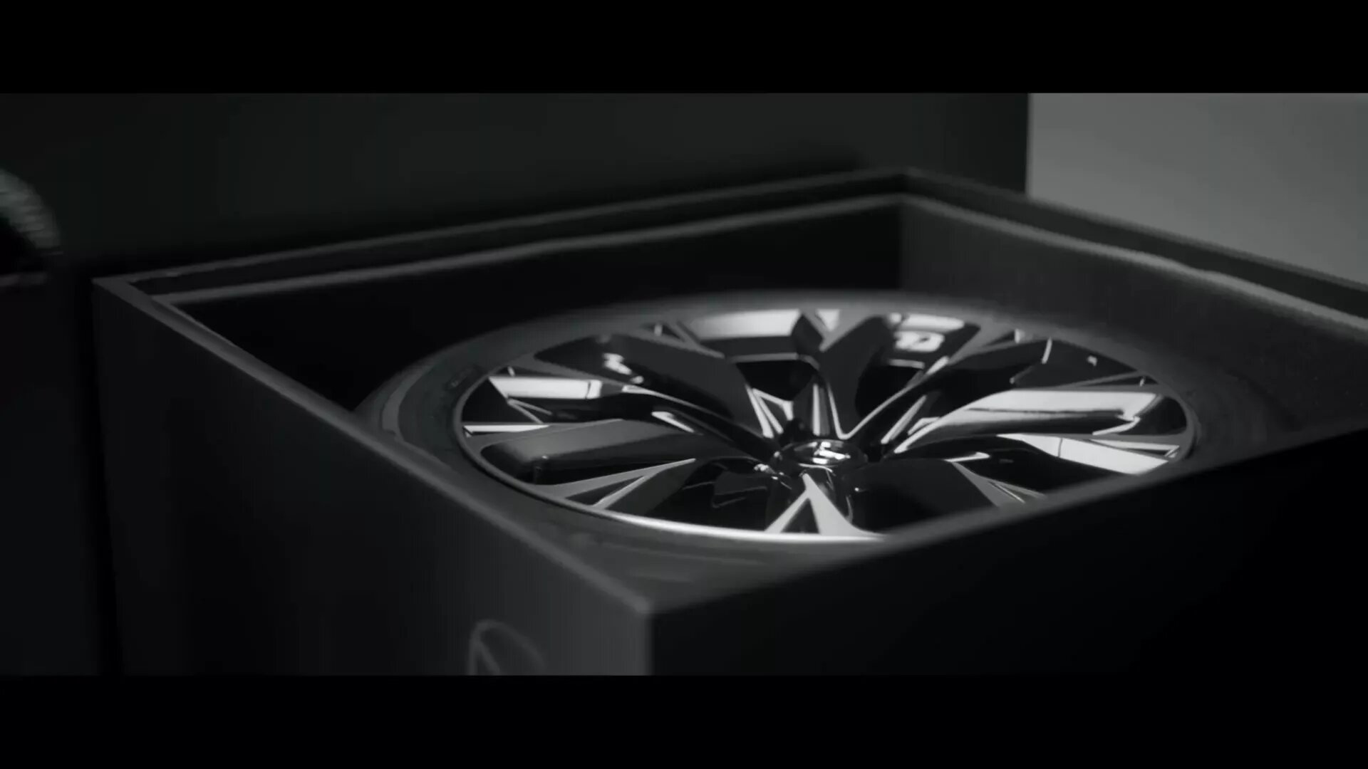 Mazda показала «распаковку» нового кроссовера CX-90 без самого кроссовера