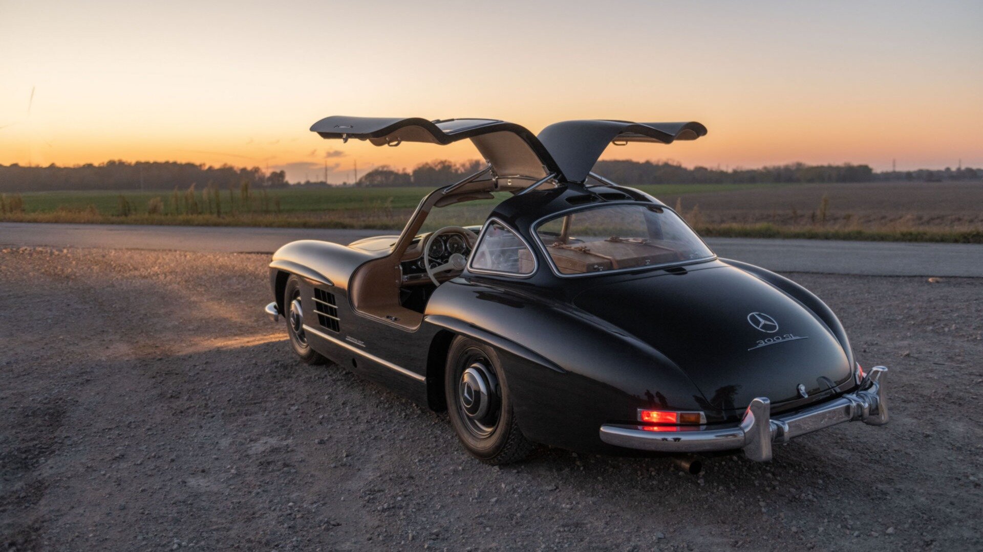 Один из двух существующих Mercedes-Benz 300 SL Gullwing тёмно-серого цвета выставили на торги