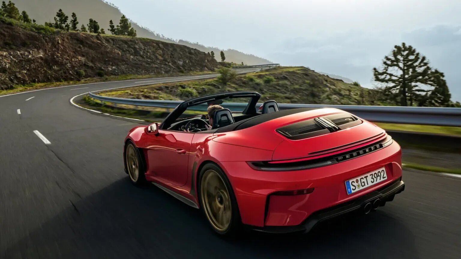 Рассекречен экстремальный кабриолет Porsche 911 с атмосферником и «механикой»