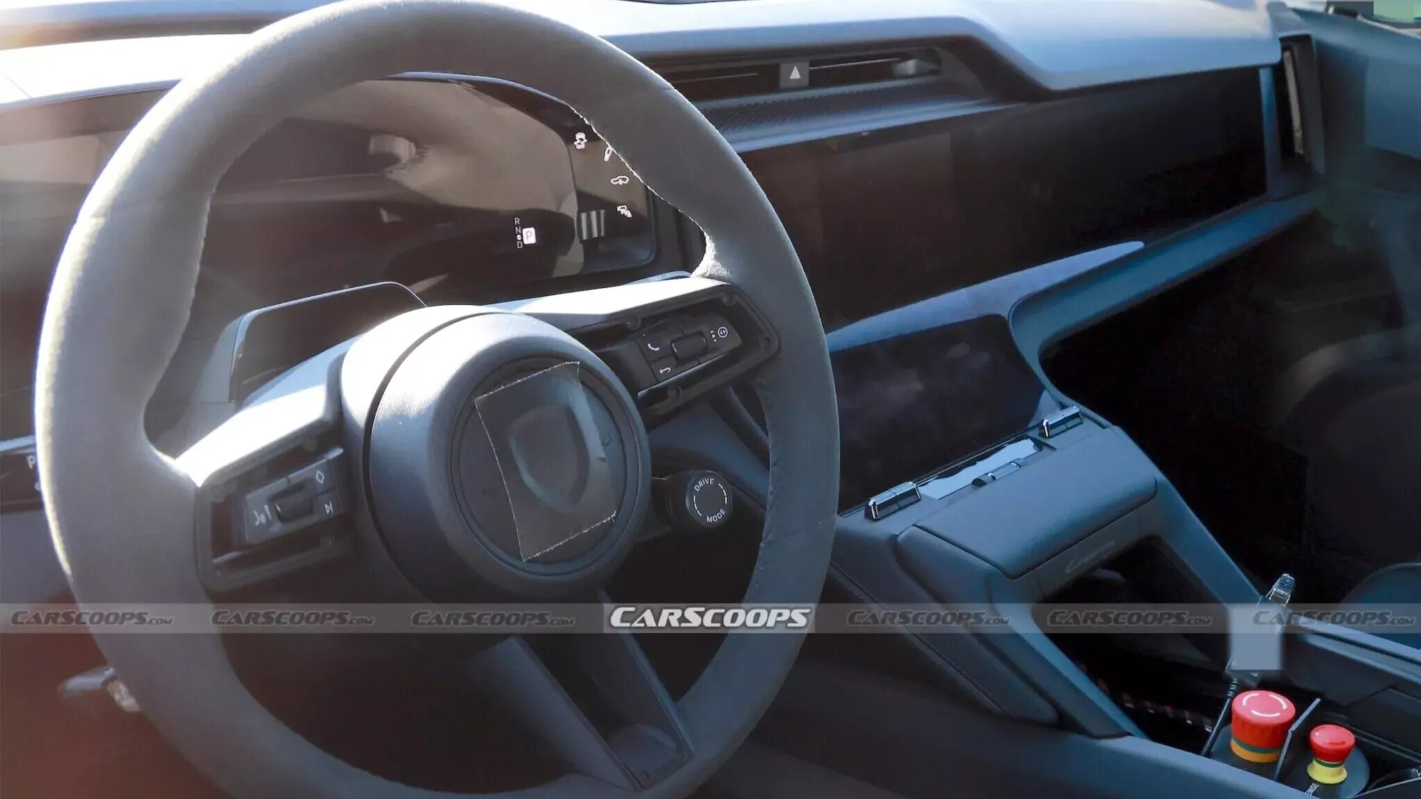 Электрическому Porsche Cayenne добавят ещё один экран в салоне