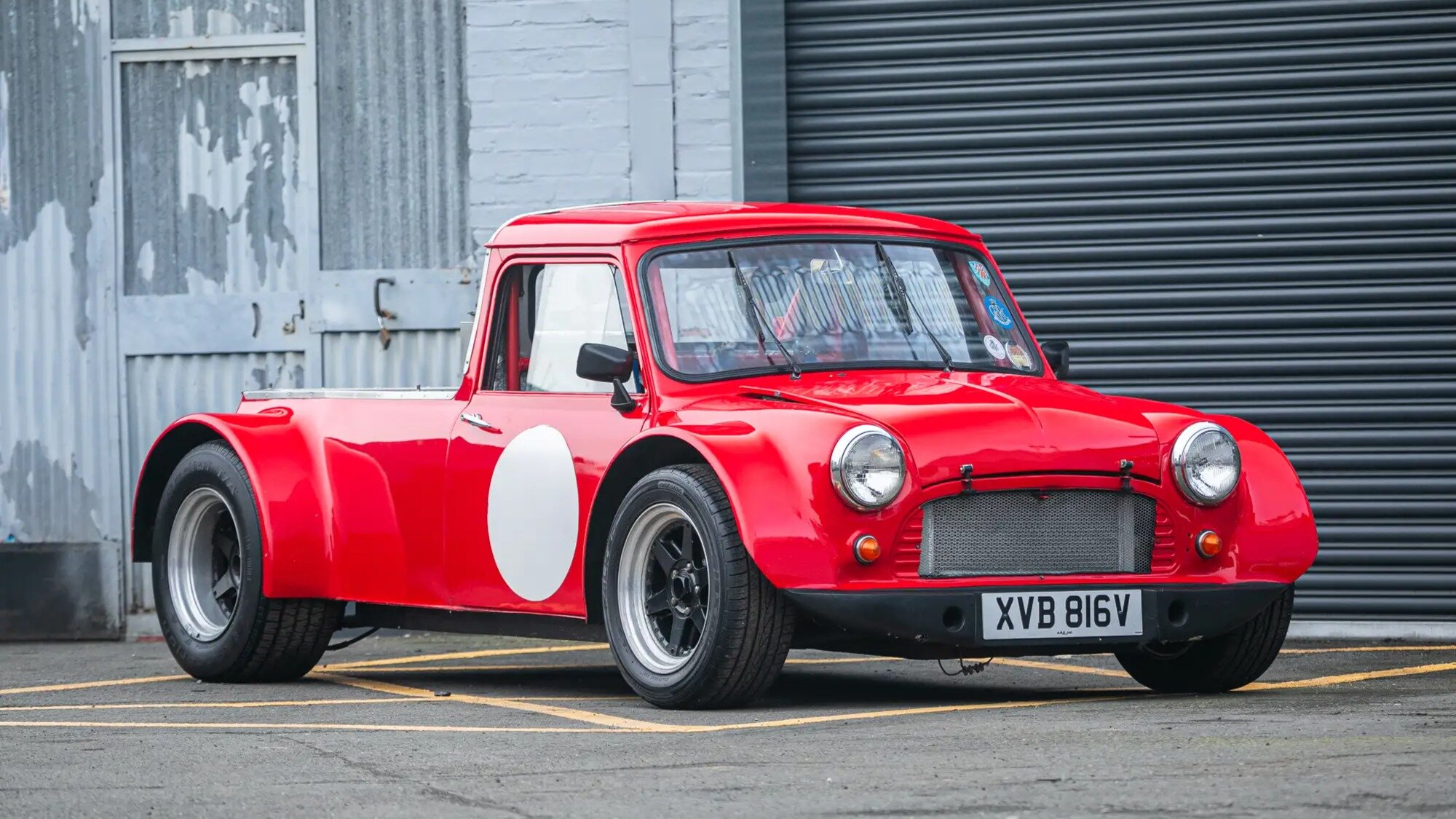 Cреднемоторный пикап Mini с V8 продадут на аукционе