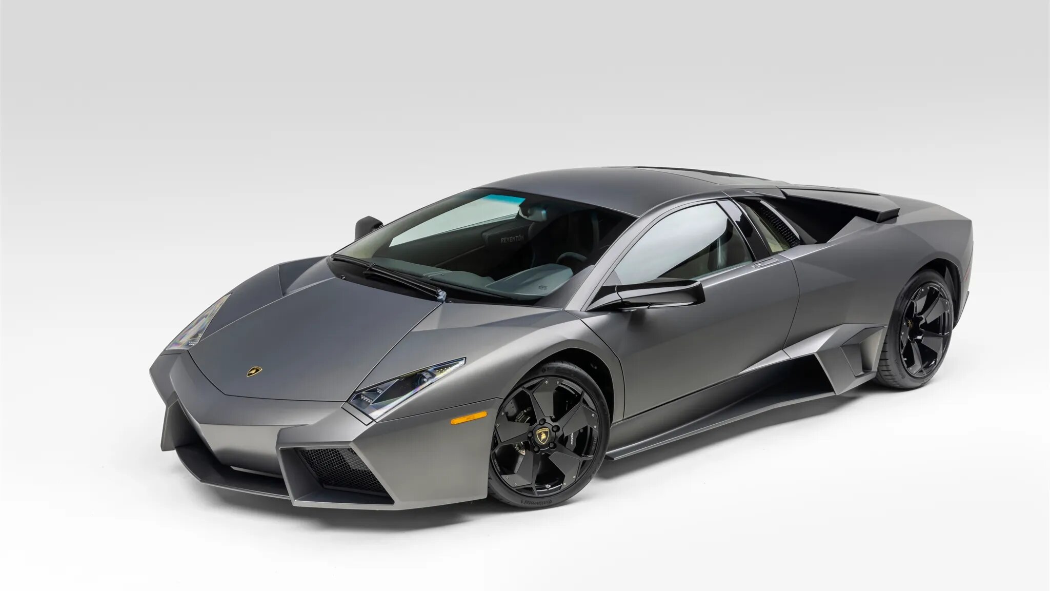 Один из 20 существующих суперкаров Lamborghini Reventon выставили на аукцион