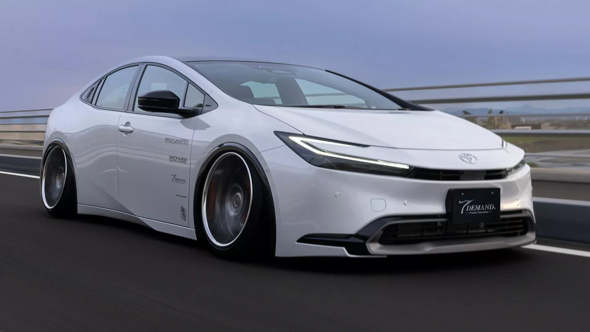 Гибрид Toyota Prius получил японский тюнинг в стиле стэнс