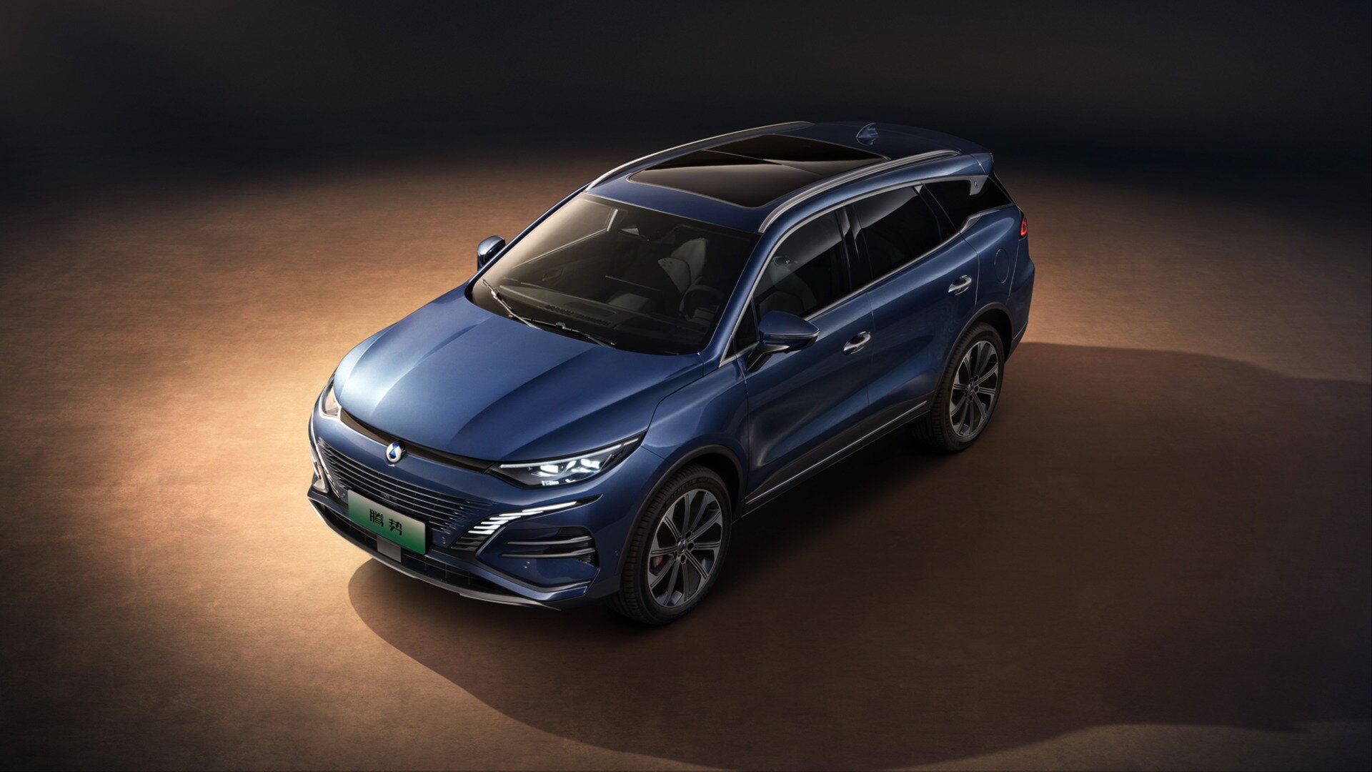 Марка Denza, созданная BYD и Daimler, показала новый кроссовер